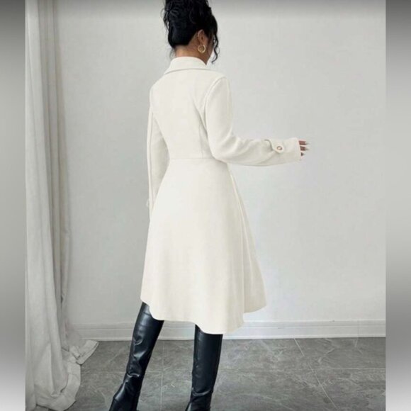 Elegant White Double-Breasted Pleated Overcoat - Picture 3 of 8